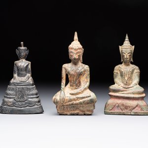 A Thai silver Buddha and two Burmese bronze Buddhas, 16/19th C. — 照片 2