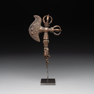 A Tibetan bronze and cast iron ritual dagger or 'phurba', 18/19th C. — photo 1