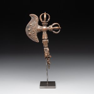 A Tibetan bronze and cast iron ritual dagger or 'phurba', 18/19th C. — photo 2