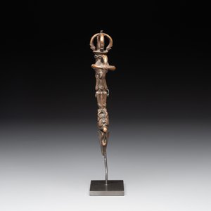 A Tibetan bronze and cast iron ritual dagger or 'phurba', 18/19th C. — photo 3