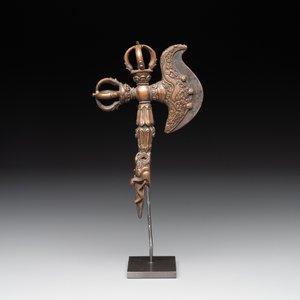 A Tibetan bronze and cast iron ritual dagger or 'phurba', 18/19th C. — photo 4