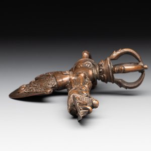 A Tibetan bronze and cast iron ritual dagger or 'phurba', 18/19th C. — photo 7
