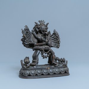 A Tibetan bronze group of Mahakala and his consort Yab-Yum, 19th C. — 照片 1