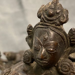 A Tibetan bronze group of Mahakala and his consort Yab-Yum, 19th C. — 照片 25