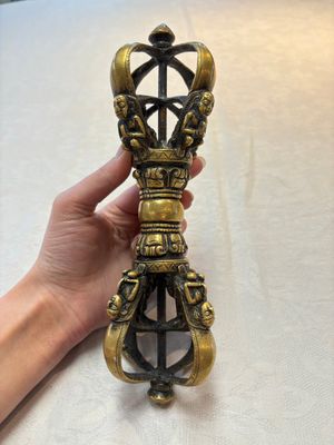 A Tibetan bronze vajra, 17/18th C. — foto 1