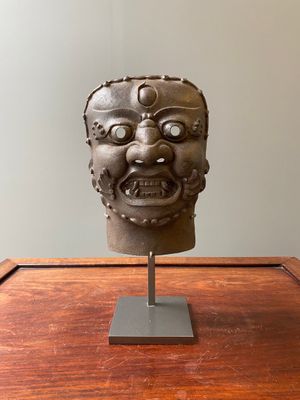 A Tibetan cast iron 'Mahakala' mask, 16/17th C. — photo 1