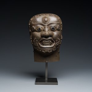 A Tibetan cast iron 'Mahakala' mask, 16/17th C. — photo 2