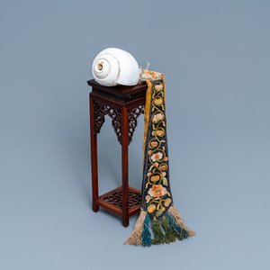 A TIbetan conch shell with embroidered silk ribbon, 19th C. — 照片 1