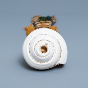 A TIbetan conch shell with embroidered silk ribbon, 19th C. — 照片 2