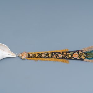A TIbetan conch shell with embroidered silk ribbon, 19th C. — 照片 6