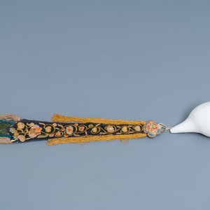 A TIbetan conch shell with embroidered silk ribbon, 19th C. — 照片 7