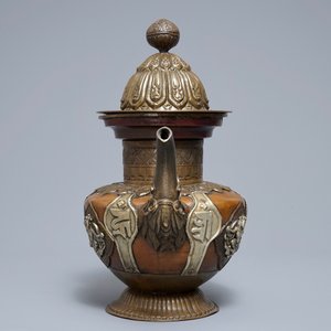 A Tibetan copper and silver teapot and cover, 19th C. — photo 3
