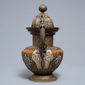 A Tibetan copper and silver teapot and cover, 19th C. — photo 5