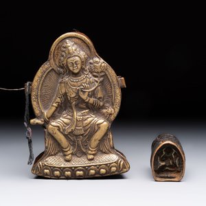 A Tibetan copper Gawu box and tsa tsa mold, 19th C. — 照片 1
