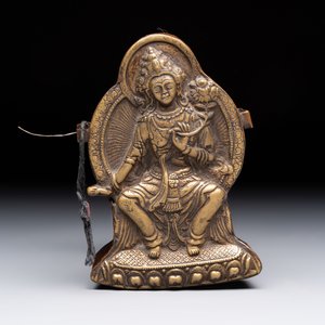 A Tibetan copper Gawu box and tsa tsa mold, 19th C. — 照片 2