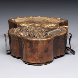 A Tibetan copper Gawu box and tsa tsa mold, 19th C. — 照片 6