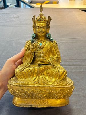 A Tibetan gilt-bronze figure of Padmasambhava holding a cup and a vajra, 17th C. or later — foto 1