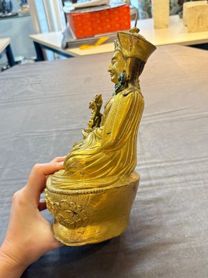 A Tibetan gilt-bronze figure of Padmasambhava holding a cup and a vajra, 17th C. or later — foto 2