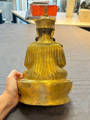 A Tibetan gilt-bronze figure of Padmasambhava holding a cup and a vajra, 17th C. or later — foto 3