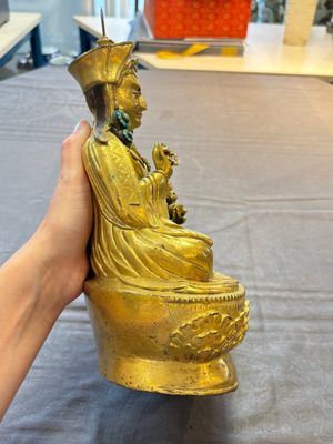 A Tibetan gilt-bronze figure of Padmasambhava holding a cup and a vajra, 17th C. or later — foto 4