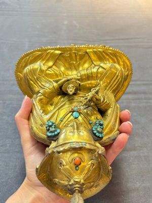 A Tibetan gilt-bronze figure of Padmasambhava holding a cup and a vajra, 17th C. or later — foto 6