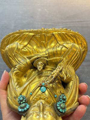 A Tibetan gilt-bronze figure of Padmasambhava holding a cup and a vajra, 17th C. or later — foto 7