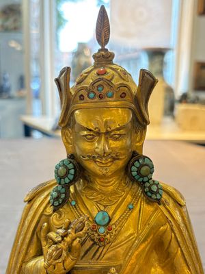 A Tibetan gilt-bronze figure of Padmasambhava holding a cup and a vajra, 17th C. or later — foto 9