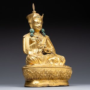 A Tibetan gilt-bronze figure of Padmasambhava holding a cup and a vajra, 17th C. or later — foto 1