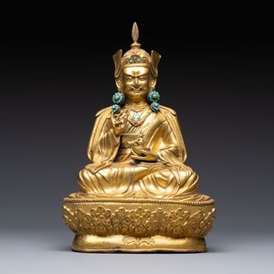 A Tibetan gilt-bronze figure of Padmasambhava holding a cup and a vajra, 17th C. or later — foto 2