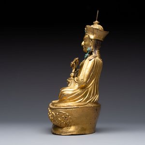 A Tibetan gilt-bronze figure of Padmasambhava holding a cup and a vajra, 17th C. or later — foto 3