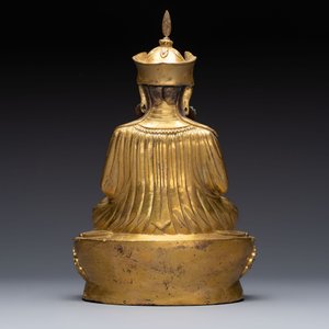 A Tibetan gilt-bronze figure of Padmasambhava holding a cup and a vajra, 17th C. or later — foto 4
