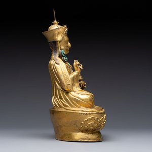 A Tibetan gilt-bronze figure of Padmasambhava holding a cup and a vajra, 17th C. or later — foto 5