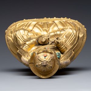 A Tibetan gilt-bronze figure of Padmasambhava holding a cup and a vajra, 17th C. or later — foto 6