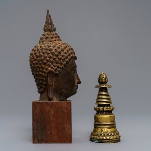 A Tibetan gilt bronze stupa and a lacquered bronze Buddha head, Laos, 16/17th C. — 照片 2