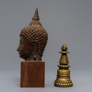 A Tibetan gilt bronze stupa and a lacquered bronze Buddha head, Laos, 16/17th C. — 照片 4