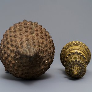 A Tibetan gilt bronze stupa and a lacquered bronze Buddha head, Laos, 16/17th C. — 照片 5