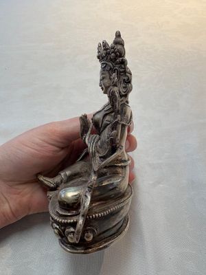 A Tibetan gilt-bronze Tara and a silver Tara, 19/20th C. — photo 2