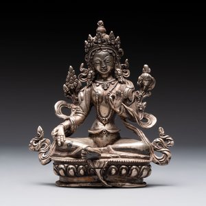 A Tibetan gilt-bronze Tara and a silver Tara, 19/20th C. — photo 2