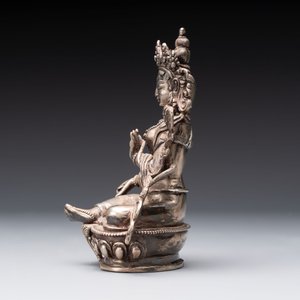 A Tibetan gilt-bronze Tara and a silver Tara, 19/20th C. — photo 3