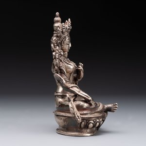 A Tibetan gilt-bronze Tara and a silver Tara, 19/20th C. — photo 5