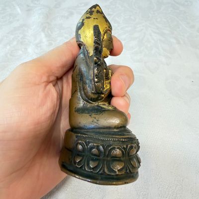 A Tibetan gilt-lacquered copper-alloy figure of Tsongkhapa seated on a lotus base — foto 4
