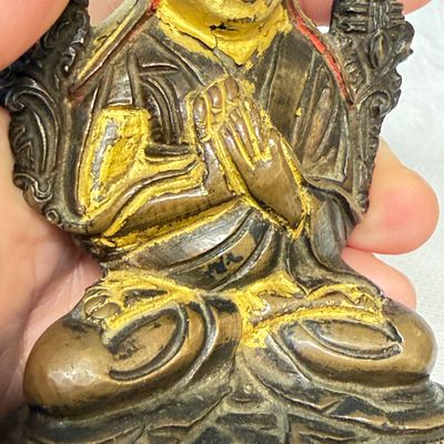 A Tibetan gilt-lacquered copper-alloy figure of Tsongkhapa seated on a lotus base — foto 9