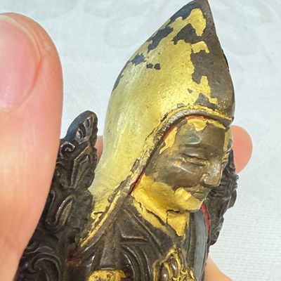 A Tibetan gilt-lacquered copper-alloy figure of Tsongkhapa seated on a lotus base — foto 10