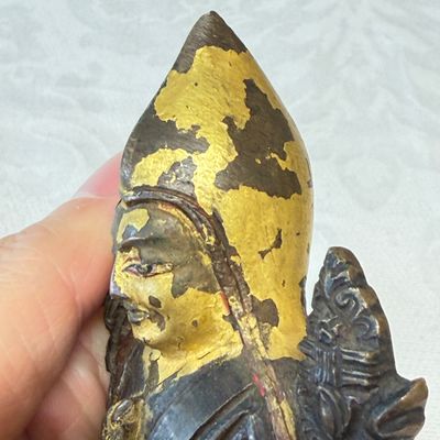A Tibetan gilt-lacquered copper-alloy figure of Tsongkhapa seated on a lotus base — foto 11
