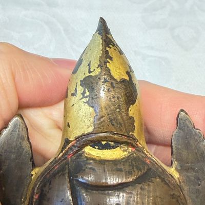 A Tibetan gilt-lacquered copper-alloy figure of Tsongkhapa seated on a lotus base — foto 12