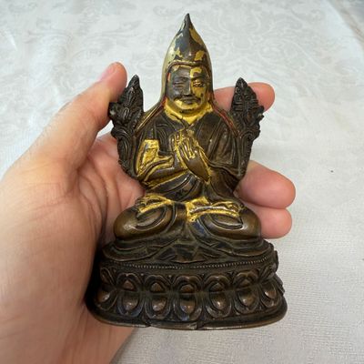 A Tibetan gilt-lacquered copper-alloy figure of Tsongkhapa seated on a lotus base — foto 1