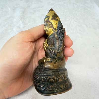 A Tibetan gilt-lacquered copper-alloy figure of Tsongkhapa seated on a lotus base — foto 2