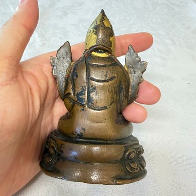 A Tibetan gilt-lacquered copper-alloy figure of Tsongkhapa seated on a lotus base — foto 3