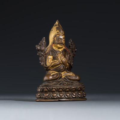 A Tibetan gilt-lacquered copper-alloy figure of Tsongkhapa seated on a lotus base, 19/20th C.