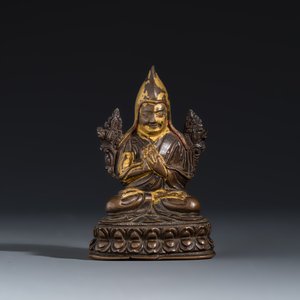 A Tibetan gilt-lacquered copper-alloy figure of Tsongkhapa seated on a lotus base — foto 2